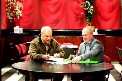 LLTB-bestuurslid Pieter van Melick (rechts) en Wim Grave, voorzitter van de provincie Limburg van de Koninklijke Nederlandse Jagersvereniging, hebben een convenant getekend om de samenwerking tussen de twee partijen kracht bij te zetten.