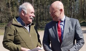 Minister Grapperhaus laat zich informeren over meerwaarde geluiddemper