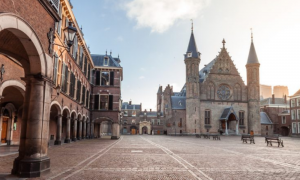 Jagersvereniging aan tafel met minister