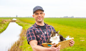 ‘Het is weer tijd voor poes in de mand!’