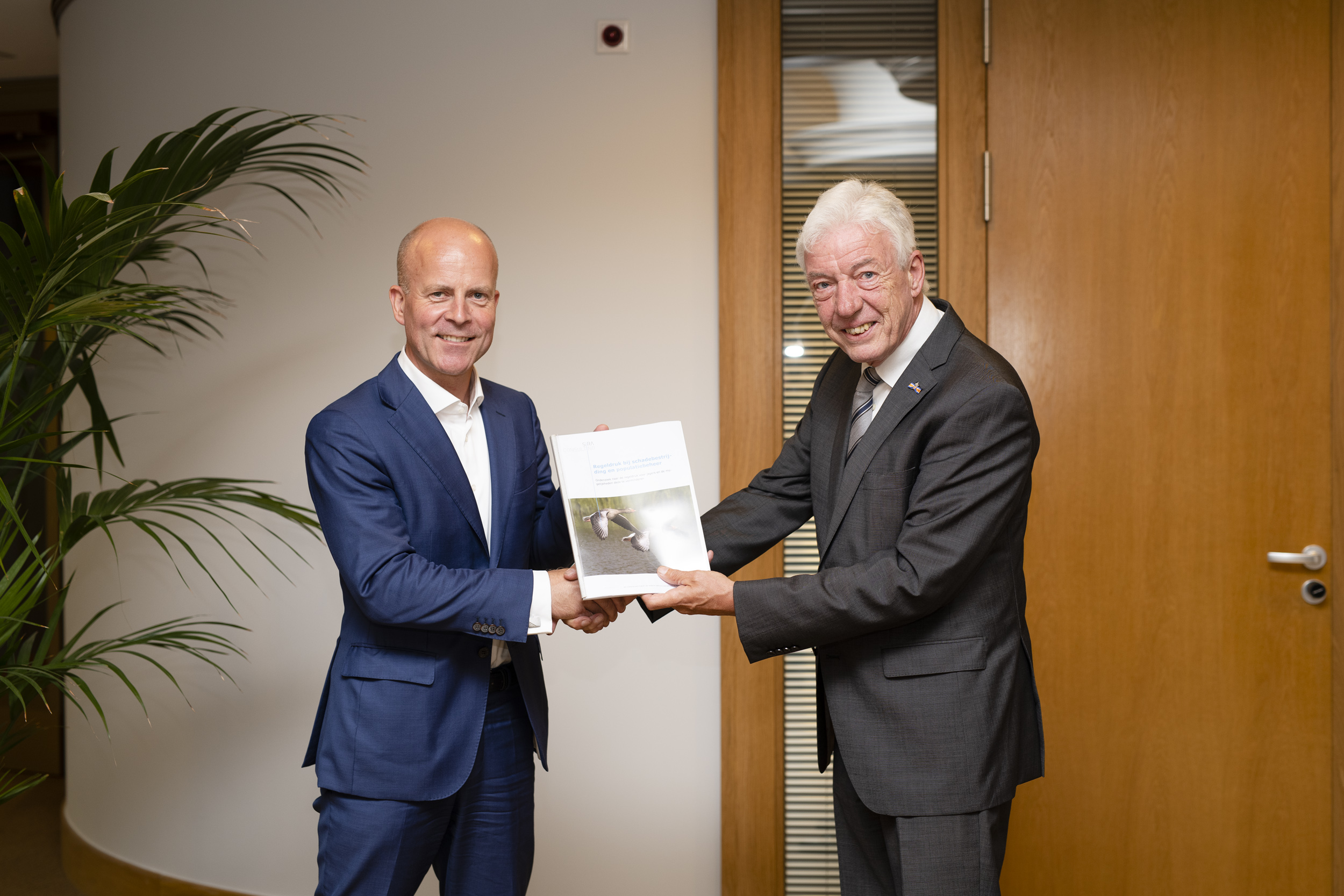 Staatssecrataris Knops ontvangt het rapport over Regeldruk uit handen van voorzitter Jagersvereniging Willem Urlings