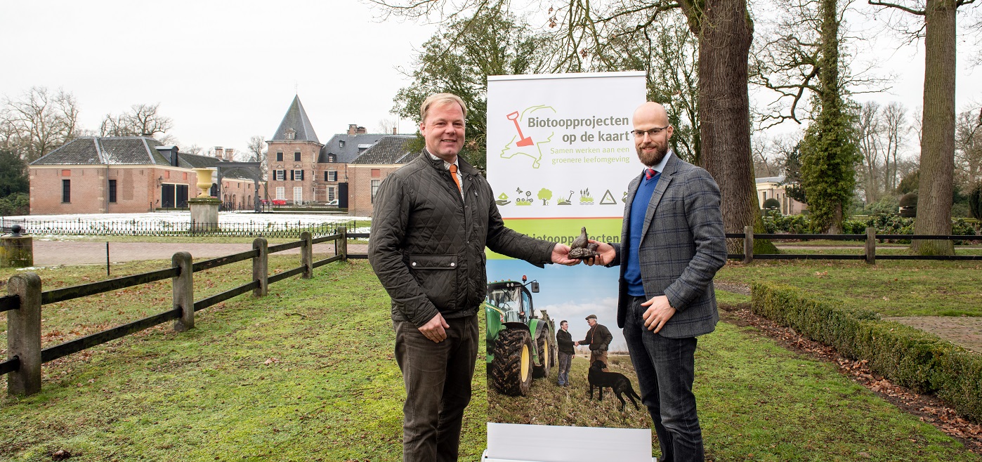 Egbert Jaap Mooiweer (r) krijgt een beeldje van een klucht patrijzen overhandigd van Laurens Hoedemaker.